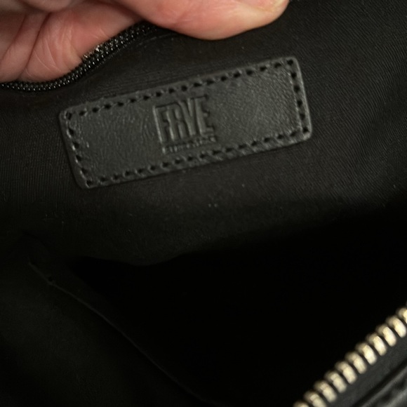 New with tags Frye blk zip handbag - Picture 11 of 15